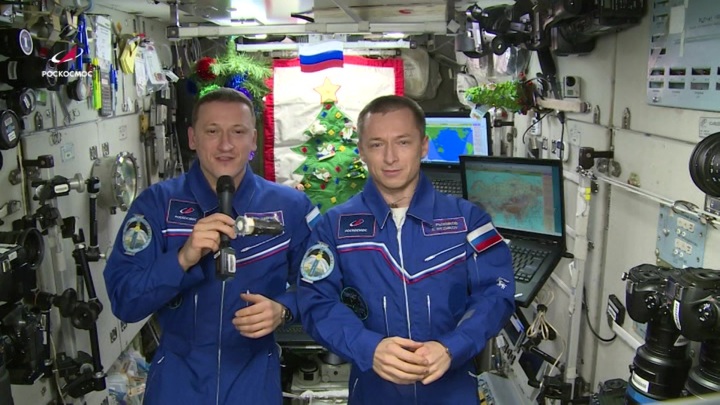 Космонавты поздравили жителей Земли с Новым годом