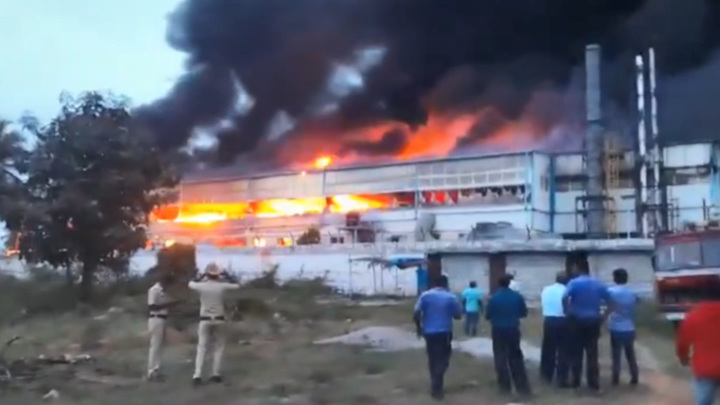 В Индии крупный пожар начался на аккумуляторном заводе