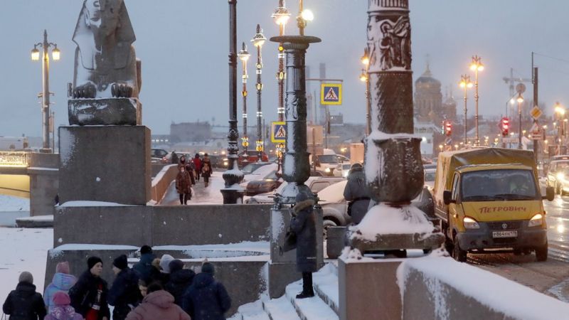 Россия: Петербург обогнал Москву, заболел Басилашвили