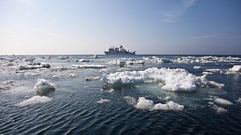 60 членов экипажа находятся на российском судне, дрейфующем в Охотском море