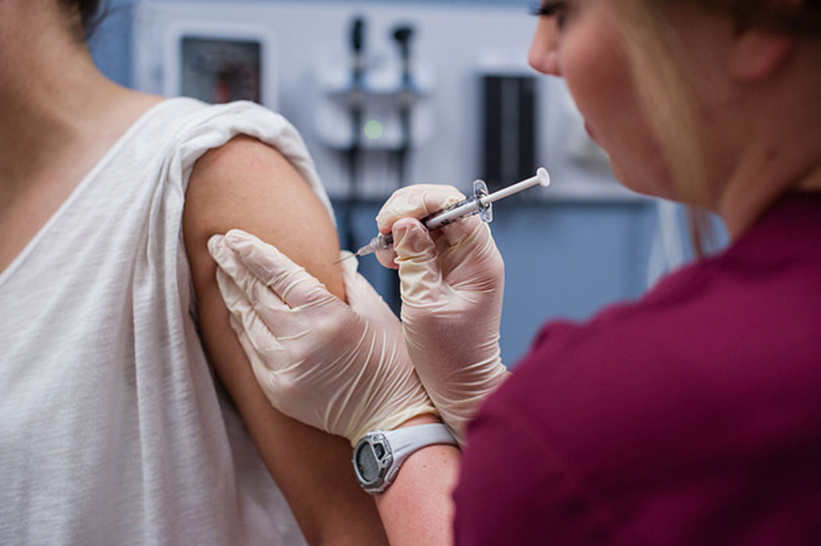 Прививка от COVID-19: кому нужно обследоваться перед вакцинацией?