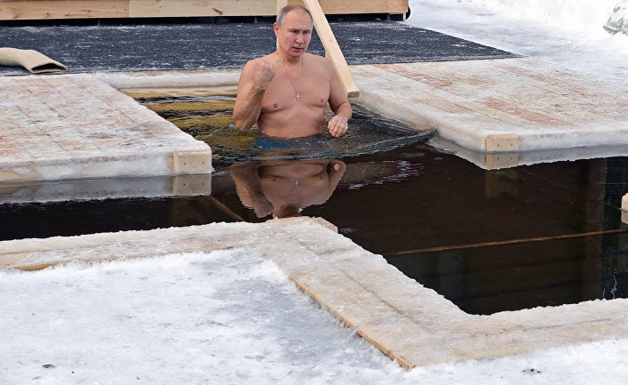 Daily Mail (Великобритания): Путин окунается в прорубь на Крещение, опровергая слухи о проблемах со здоровьем