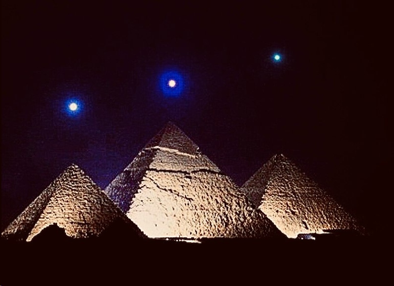 Меркурий, Венера и Сатурн над пирамидами Гизы, Египет. 3 декабря 2012 года