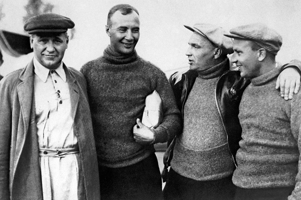 Осенью 1935 года лётчик Байдуков предложил Чкалову организовать рекордный перелёт из СССР в США через Северный полюс