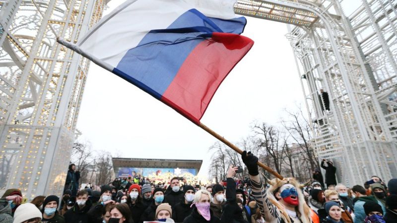 "Политическая педофилия". Как российские телеканалы освещали протесты в поддержку Навального
