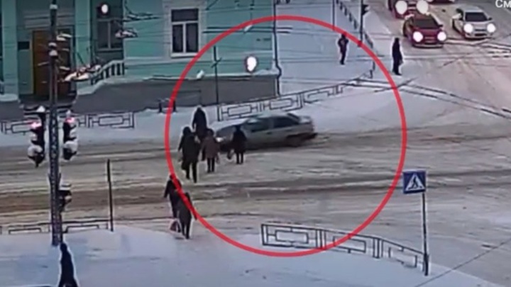 ГИБДД Петрозаводска разыскивает водителя, проехавшего сквозь толпу пешеходов