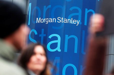 Morgan Stanley открыл длинную позицию в рубле, ждет роста на 6%