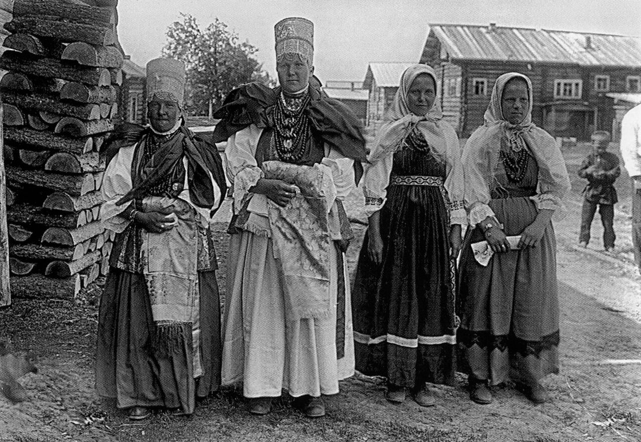 Девушки в праздничных нарядах Архангельская губа 1910 год