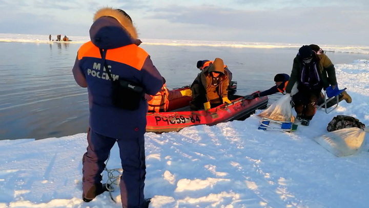 Полеты на снегоходе: три тысячи рыбаков на льдине унесло в море
