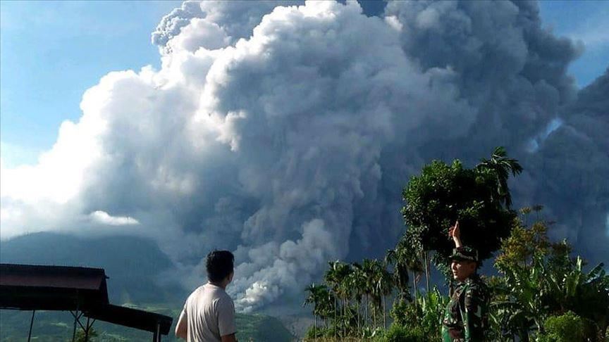 Вулкан Синабунг накрыл Суматру пепельным облаком