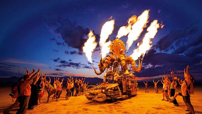 Что происходит на фестивале Burning Man и стоит ли туда ехать? Отвечает блогер Александр Бугеда