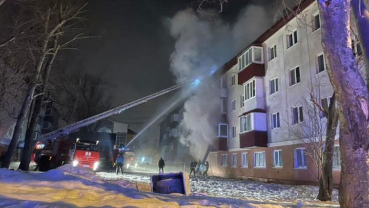 Пожар в жилом доме на Сахалине: люди ночью спешно покидали квартиры