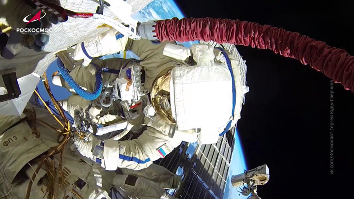 Астронавты вышли в космос для починки модулей МКС