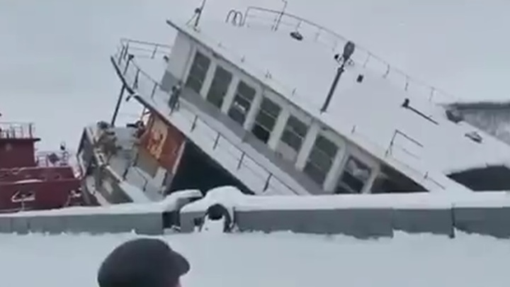 Судно затонуло у причала в Видяево.