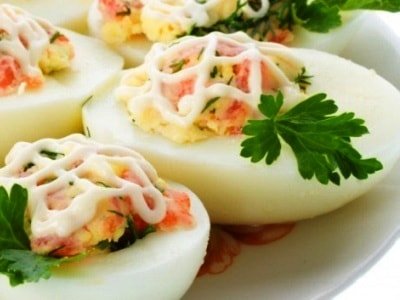 Фаршированные яйца - это всегда быстрая, вкусная и красивая холодная закуска