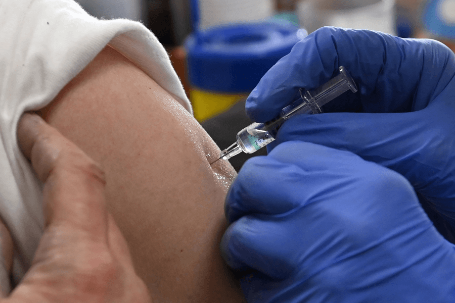 Президент страны заразился коронавирусом после получения прививки вакциной