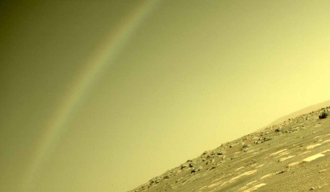 Марсоход Perseverance запечатлел на Марсе радугу: фото