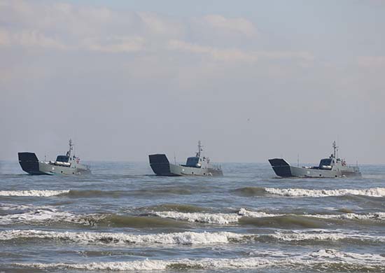 «Такое происходит впервые!» – Россия массово перебрасывает десантные катера из Каспийского в Черное море