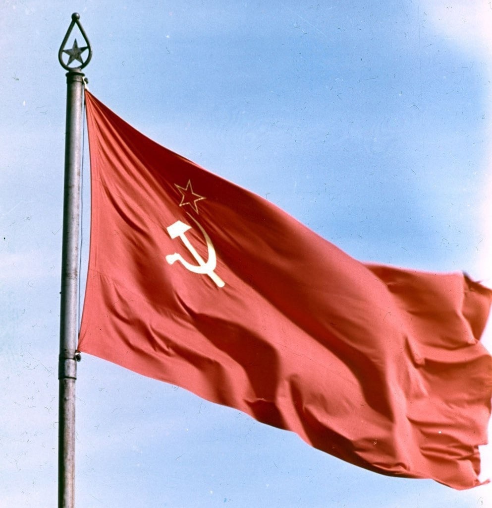 14 апреля 1918 года декретом ВЦИК Красное знамя было провозглашено государственным флагом Советского государства.