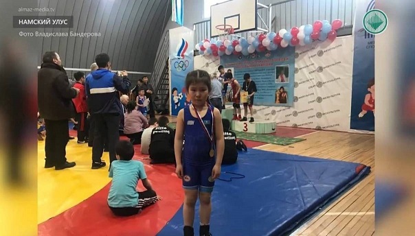 В Якутии на чемпионате по вольной борьбе среди мальчиков победила девочка