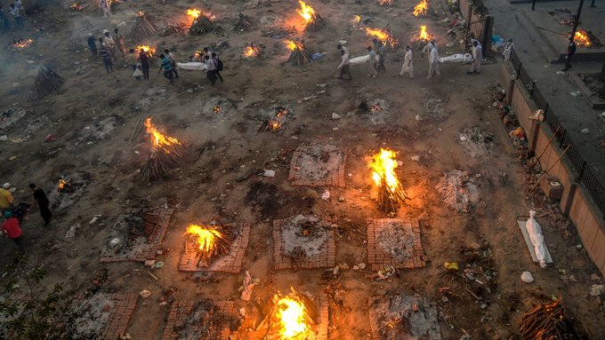 В центре «коронавирусного шторма»: в Индии сжигают на улицах трупы зараженных