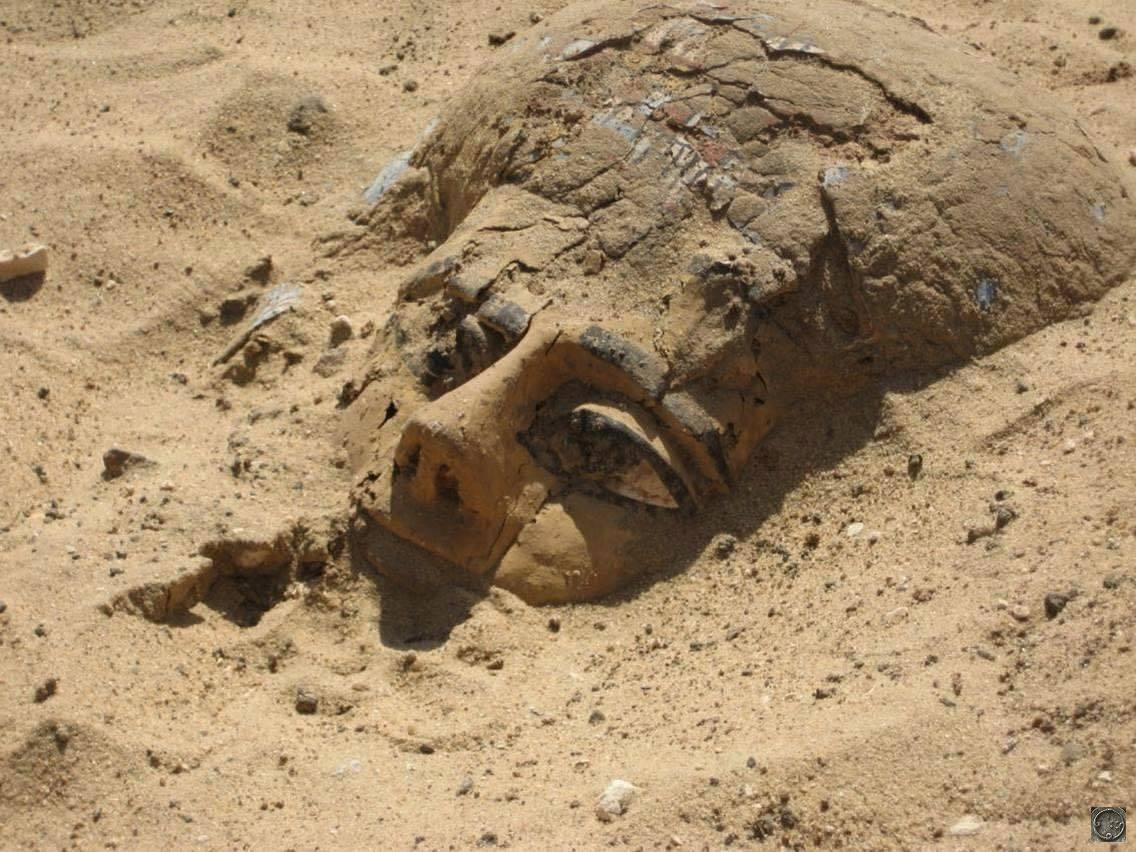 Саркофаг поднимается из песка в Абидосе после тысячелетий молчания, Египет.