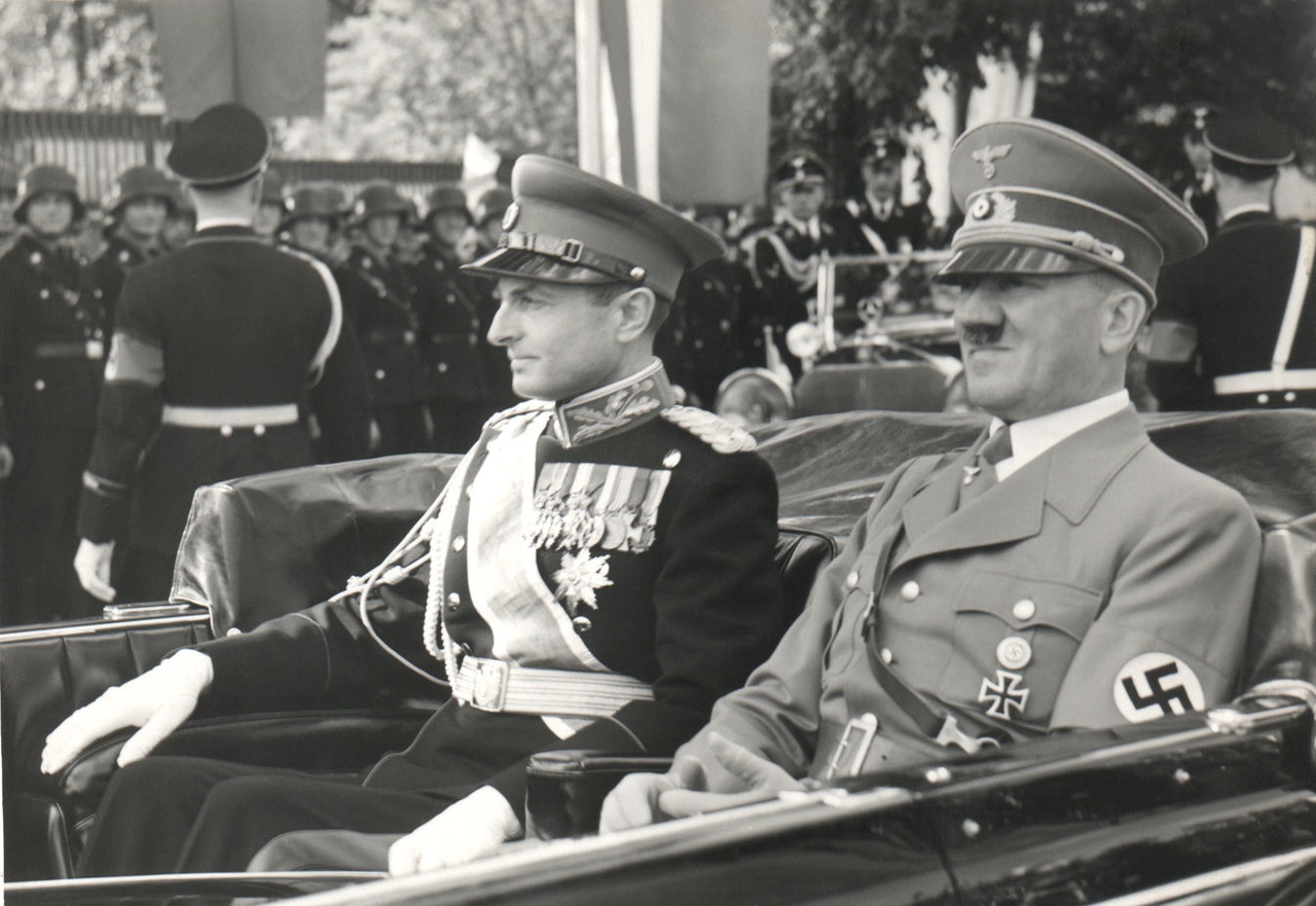 Фюрер Германии Адольф Гитлер и принц-регент Югославии Павел Карагеоргиевич на встрече в Берхтесгадене 5 марта 1941 года.