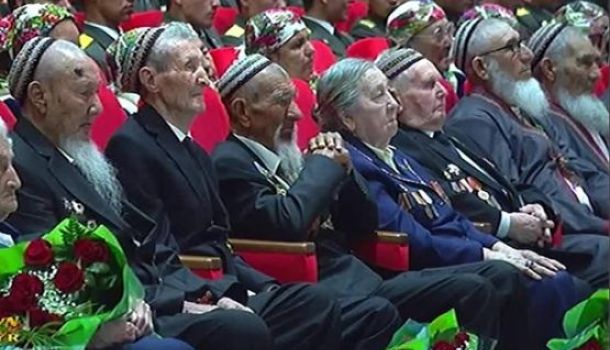 Туркменских ветеранов обязали оплатить президентские подарки самим себе