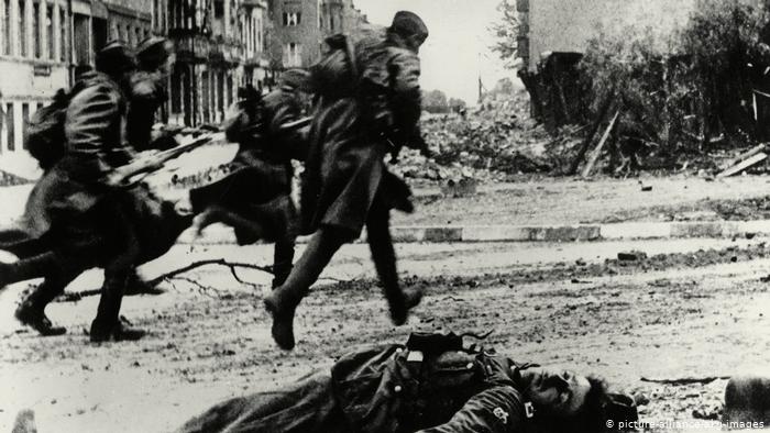 Подлинные кадры штурма Берлина. "Каждый надеялся, что сфотографирует знамя над Рейхстагом"