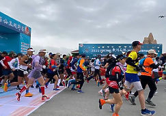 Побегали! 21 бегун погиб в результате экстремальных погодных условий во время марафона в Китае