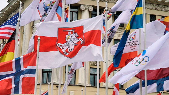 На ЧМ по хоккею белорусский флаг заменили на оппозиционный