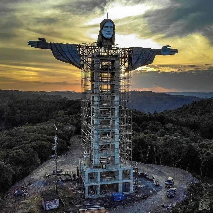 Новая строящаяся статуя Христа в Рио, Бразилия.