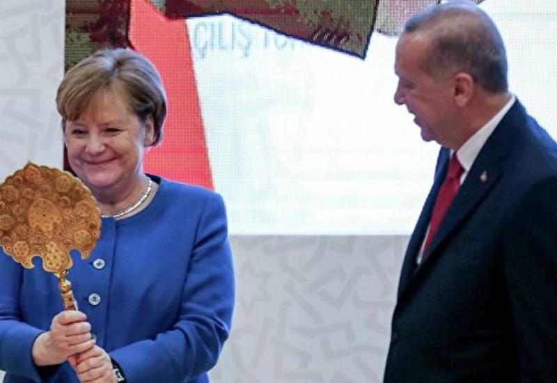 Эрдоган подарил Меркель инкрустированное зеркало и старинный шлем