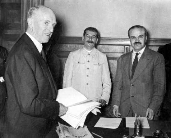 Зачем очернили пакт Молотова – Риббентропа, а Сталина приравняли к Гитлеру?