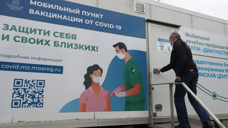 Коронавирус в России: у половины привитых "ЭпиВакКороной" через девять месяцев не нашли антител