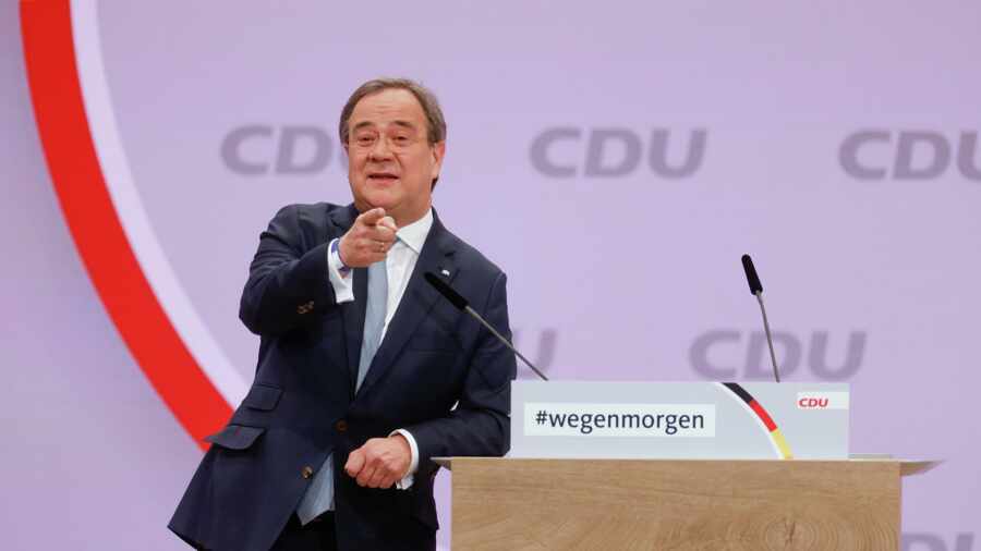 Почему первый кандидат на кресло Меркель смеётся над погибшими в наводнении