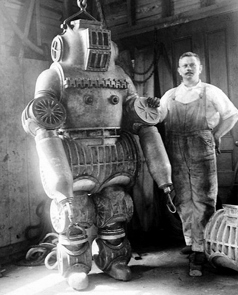 Первое поколение водолазных костюмов немецкой фирмы «Нойфельд и Кунке». 1917 год. Вес 200 кг.
