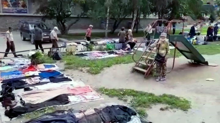 В Новосибирске пенсионеры оккупировали детскую площадку и устроили на ней рынок