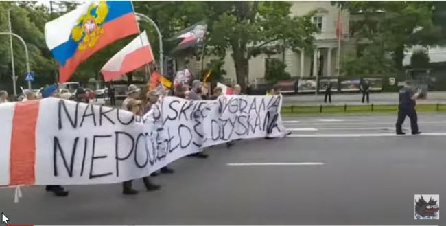 «Зелёные человечки Володи уже в Польше»: поляки протестовали против США с флагом РФ