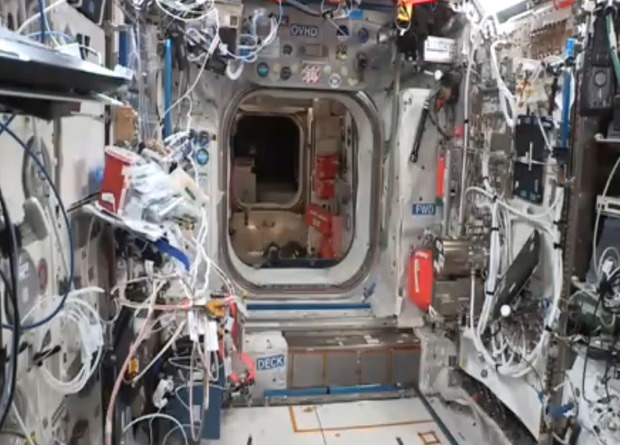 Открыты люки между модулями «Звезда» и «Наука»