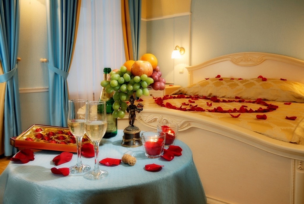 Особенности романтической ночи в отеле.