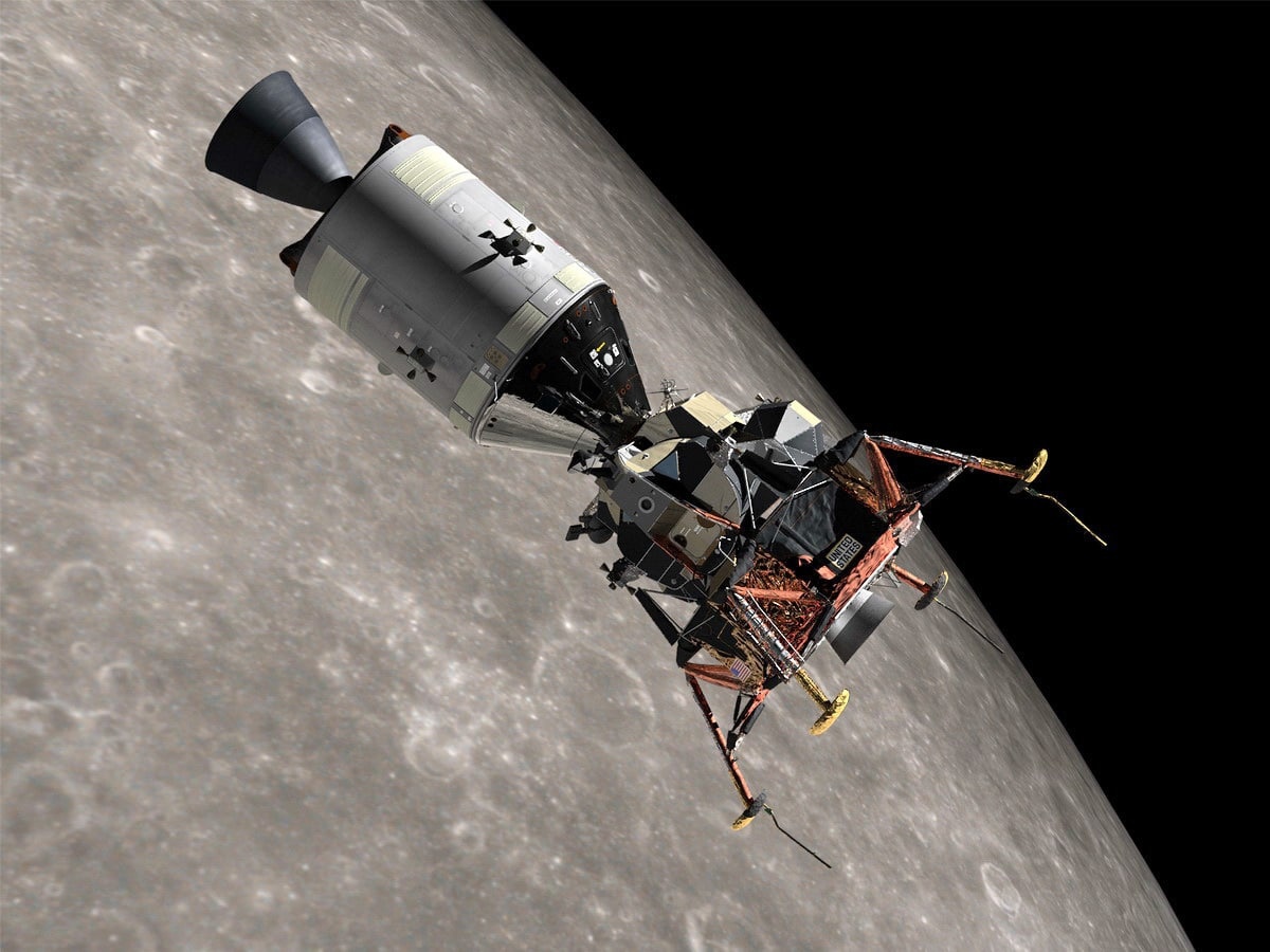 «Aполлон-11» вce еще может ocтаваться на opбите Луны