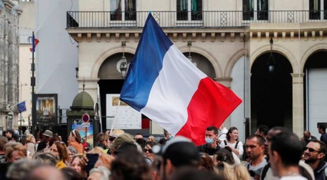 Молодежь Франции массово стремится заразиться коронавирусом