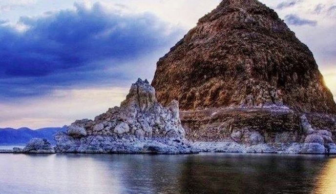 Мистическая история озера Пирамид. Почему местным снятся странные сны