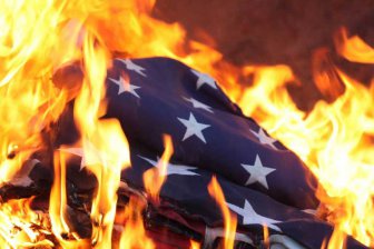 Американским дипломатам пришлось сжечь флаги США перед вылетом из Кабула