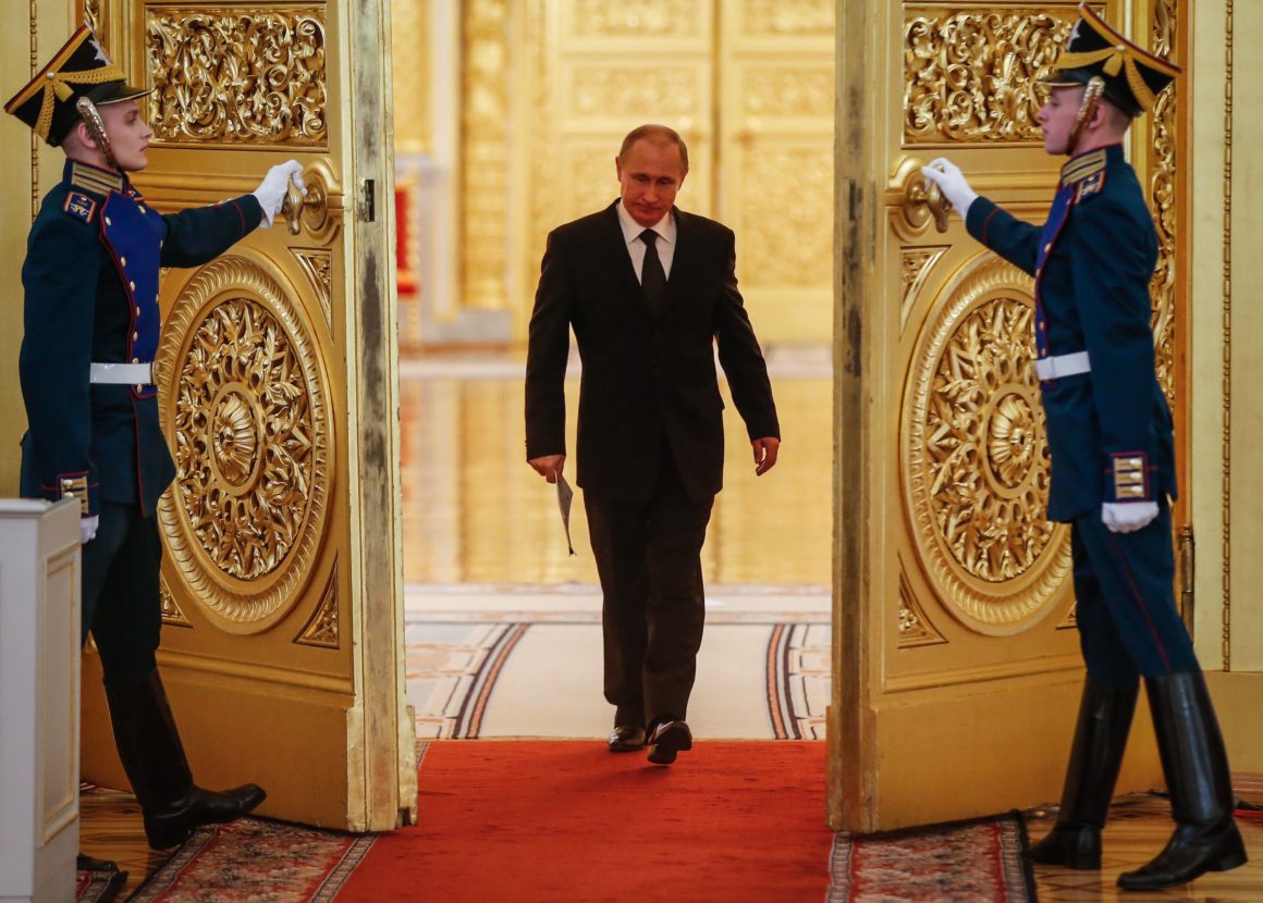 Politico: битва за право стать преемником Путина набирает обороты