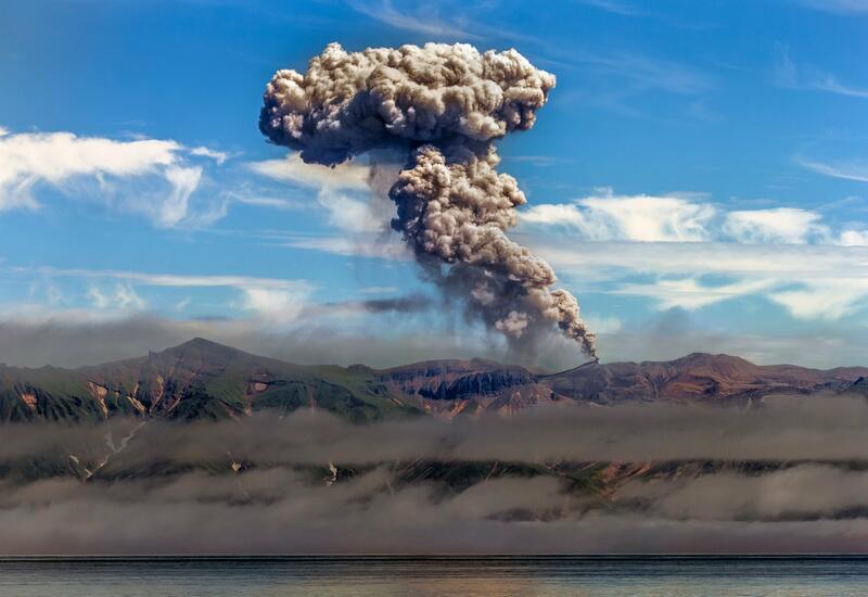 На Курилах произошло извержения вулкана, столб пепла достигает 4 км