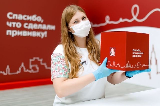 Собянин: повторно вакцинированные пенсионеры получат подарочные наборы
