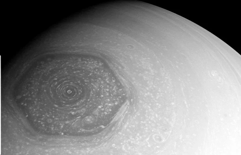 «Гексагон» на Сатурне - удивительная волновая структура в форме шестиугольника, которая окружает полярную область планеты.