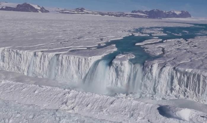 Под самым опасным ледником на Земле обнаружен аномальный источник тепла